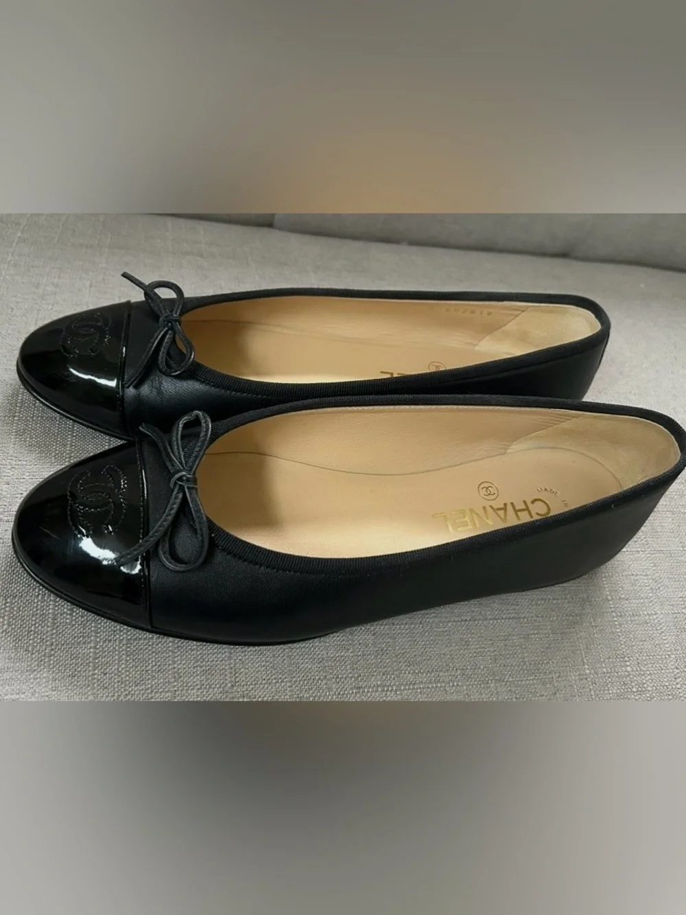 CHANEL Black Leather Ballet Flats with Patent Cap-Toe and CC Emblem 39H/B 39 1/2